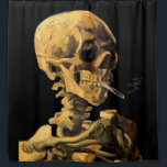 Cortina De Ducha Van Gogh - Calavera Con Cigarrillo Quemado<br><div class="desc">El cráneo de Vincent Van Gogh con cigarrillo en llamas. Este aceite sobre lienzo de 1885 fue pintado mientras que Van Gogh era estudiante de la Academia Royale des Beaux-Arts de Amberes, Bélgica, y demuestra su extraordinaria habilidad con la luz y la sombra y la figura humana. Un gran regalo...</div>
