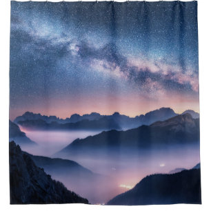 Cortina De Ducha Vía Láctea sobre montañas en niebla por la noche e