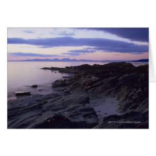 Costa rocosa en la puesta del sol en Kintyre,