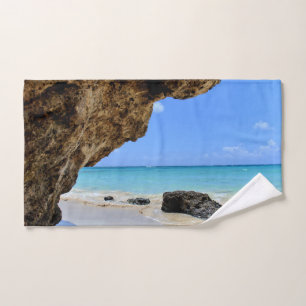 Costa Tropical de Playa con Roca Grande