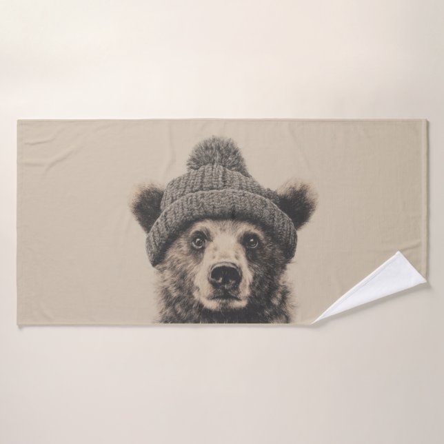 Cozy Bear in Beanie - Cute Winter Animal  (Toalla de baño)