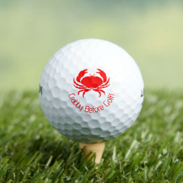Crábano divertido antes de las bolas de golf rojas