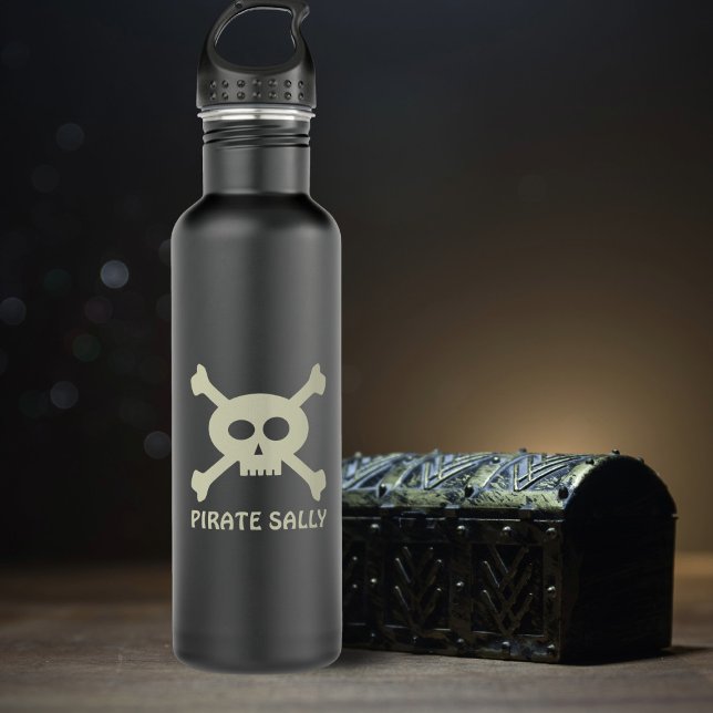 Cráneo de bandera pirata y botellas de agua negras (Yarr! Just add yer name to this cute pirate water bottle and set sail to hydration )