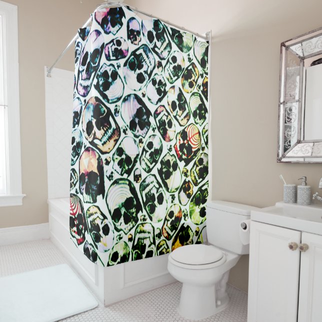 cráneo múltiple en cortina de ducha verde neón (In situ)