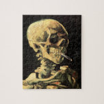 Cráneo Van Gogh con rompecabezas de cigarrillos en<br><div class="desc">Van Gogh Skull con el rompecabezas del Cigarrillo en llamas. Pintura de aceite sobre lienzo de 1885. El cráneo con cigarrillo en llamas revela tanto el sentido del humor de van Gogh como el sentido del macabro. Algo extraño en su obra reconocida, el trabajo ha crecido en popularidad en las...</div>