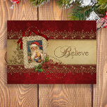 Crea el oro y el navidad rojo del vintage del<br><div class="desc">El diseño único, rico texturizado, elegante y adornado del estilo del vintage que ofrecía la imagen de Santa de la Victorian-era en un marco del cordón del ecru adornado con la cinta roja, el flourish del oro, los remolinos goteados chispeantes, y los poinsettias en un rojo texturizaron sutil el fondo...</div>