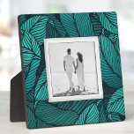 Crea tu propia comensal de fotos sin marco<br><div class="desc">Hecho para parecer dimensional, un patrón verde azulado de planta de hojas tropicales crea un marco hermoso para tu foto favorita en esta placa de mesa con un caballete integrado. La imagen se coloca directamente en el panel de soporte para una imagen asombrosamente nítida con una superficie limpia y fácil...</div>