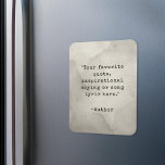 Crear su propio imán de citas de máquina de intrig<br><div class="desc">Crea tu propio imán de presupuesto personalizado. Simplemente agrega tu cita inspiradora favorita en la tipografía de una máquina de escribir vintage.</div>