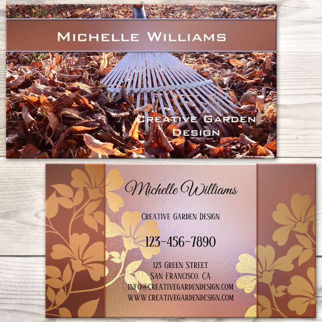 Creativa tarjeta de visita de diseño de jardín pai (Gardener business card featuring a rake and an artistic floral design in gold and rose gold)