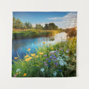 Creek de tapiz de flores silvestres paisaje natura