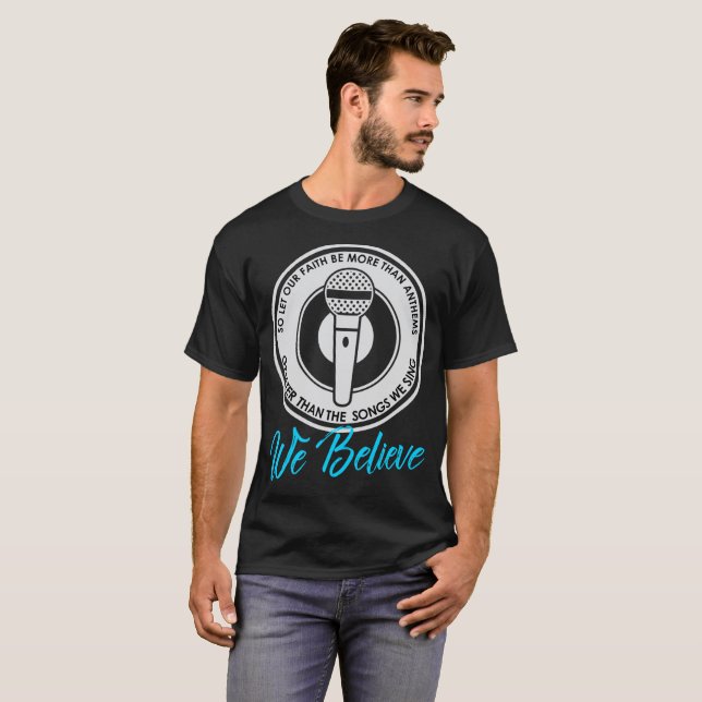 Creemos la camiseta oscura básica de los hombres (Anverso completo)