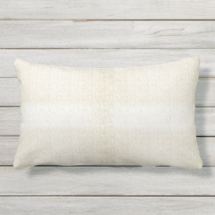 Crema con la almohada lumbar al aire libre de la