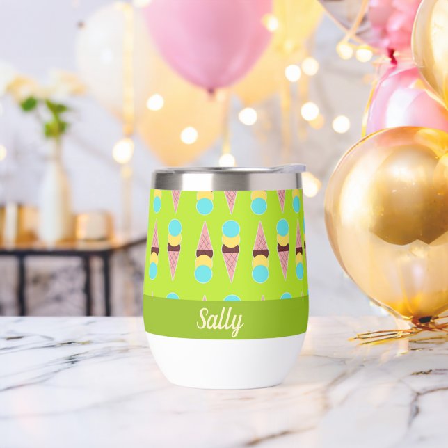 Cremas de hielo coloridas sobre verde (Despedida de soltero)