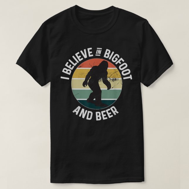 Creo En La Camiseta Bigfoot Y Beer Sasquatch (Diseño del anverso)