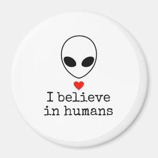 "Creo en los humanos" alrededor del imán E.T.