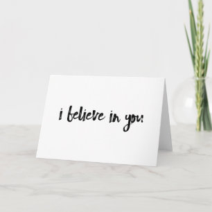 Creo en tu minimalista tarjeta con papel y letra