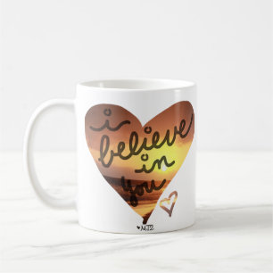 Creo en usted la taza de café del corazón de la