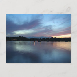 Crepúsculo de la postal del lago