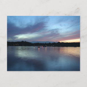 Crepúsculo de la postal del lago