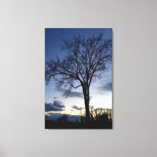 Crepúsculo del árbol en invierno sobre lienzo