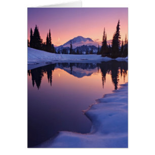 Crepúsculo, tarn y luna creciente