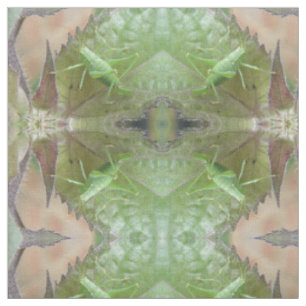 Cricket verde en una tela animal con patrones de h