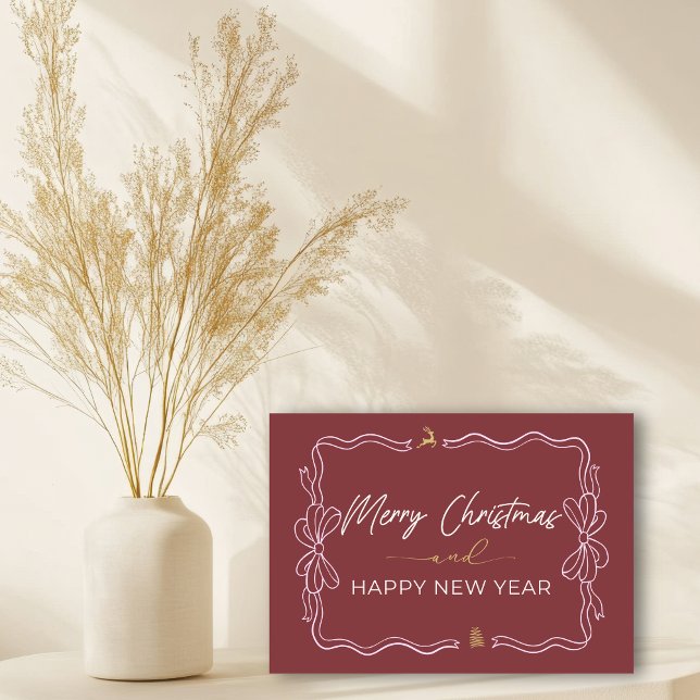 Crimson: Tarjeta doblada de fideos navideños y árb (Deep Crimson: Bow & Trees Doodles Holiday Folded Card)