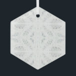 CRISTAL ADORNO DE HEXÁGONO DE VIDRIO DE ENCAJE DE BATTENBU<br><div class="desc">El diseño de este adorno de vidrio hexagonal con encaje de Battenburg es un detalle recortado de uno de mis dibujos originales a lápiz de colores, multiplicado digitalmente. * Los adornos no son solo para el árbol. Cúelga esto de una perilla de puerta o en algún otro lugar para una...</div>