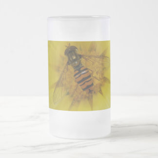 Cristal Esmerilado Hoverfly sobre una taza de vidrio escarcha de Mari