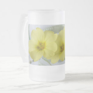 Cristal Esmerilado primrose en una taza de café