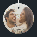 Cristal Nuestra primera Navidad juntos, adorno de vidrio d<br><div class="desc">Nuestra Primera Navidad Juntos Un Ornamento De Pareja De Vidrio. Este adorno de Navidad personalizado de la pareja de fotos es una manera sincera de celebrar tu amor durante las vacaciones. Adorada con tu foto de parejas famosas, crea un recuerdo atemporal. Perfecto para colgar en el árbol o para regalar...</div>
