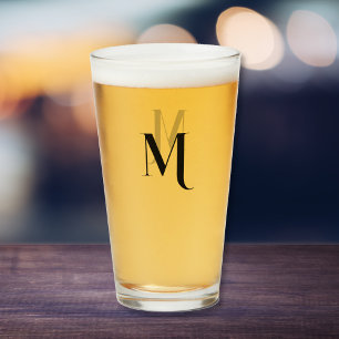Cristalería de cerveza con tipografía moderna pers