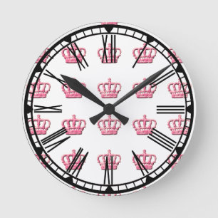 Crowns rosados y reloj de pared de números romanos