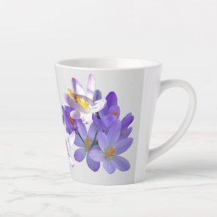 Cruces púrpuras con tazas de latte gris claro de a
