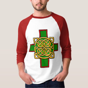 Cruz céltica con la camisa compleja del diseño d