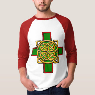 Cruz céltica con la camisa compleja del diseño del