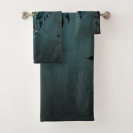 Cruz gótica con elementos decorativos y aves.