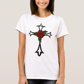 Cruz Tribal Con Una Camiseta Rosa Roja