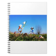 2 Fubby's die een bol krokus planten.