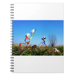Cuaderno 2 Fubby's die een bol krokus planten.