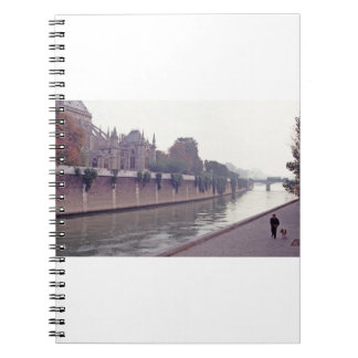 Cuaderno A Lo Largo Del Sena, Caminando Por El Perro