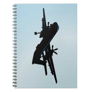 Cuaderno A Q400 Turboprop airliner en aproximación a la tie