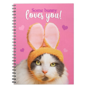 Cuaderno A un conejo le encanta el gato gracioso en las ore
