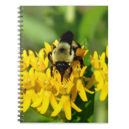 Cuaderno Abeja festejando en flores silvestres de hierba de