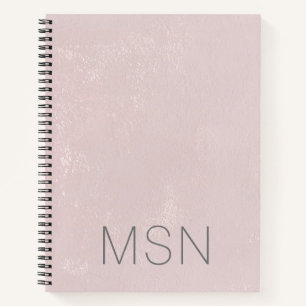 Cuaderno abstracto pintado de rosa con monograma