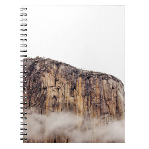 Cuaderno Acantilado escarpado que sube sobre las nubes