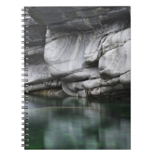 Cuaderno Acantilado redondeado de la roca por el río de