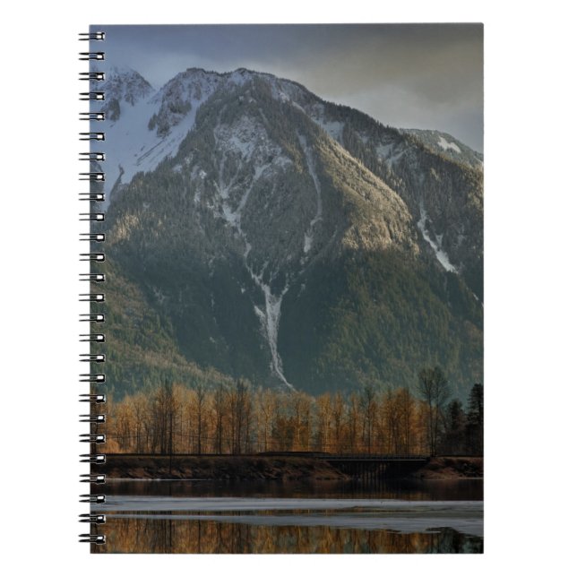 Cuaderno Aclaramiento de tormentas sobre montañas al atarde (Frente)