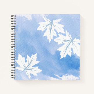 Cuaderno acuarela azul moderna y hojas de arce blanco