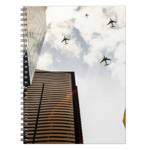 Cuaderno Aeroplanos que vuelan sobre edificios